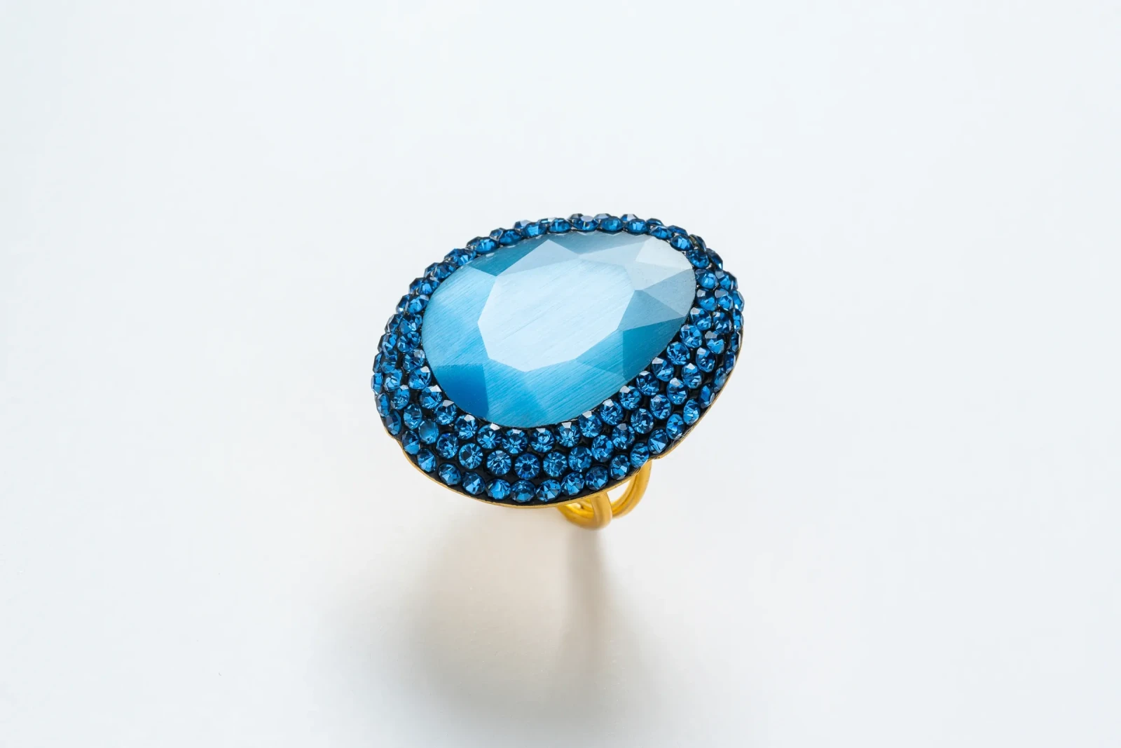Jewelry detail photography: making gemstones and metal surfaces visible using controlled lighting