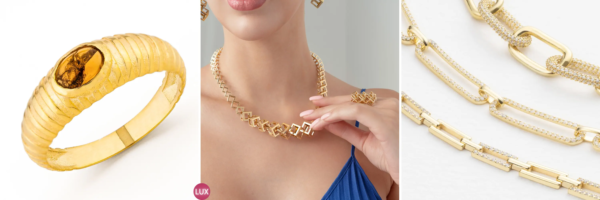 Sarı altın kehribar yüzük, model boynundaki kare motifli kolye ve taşlı zincirlerin detay odaklı takı çekimi.