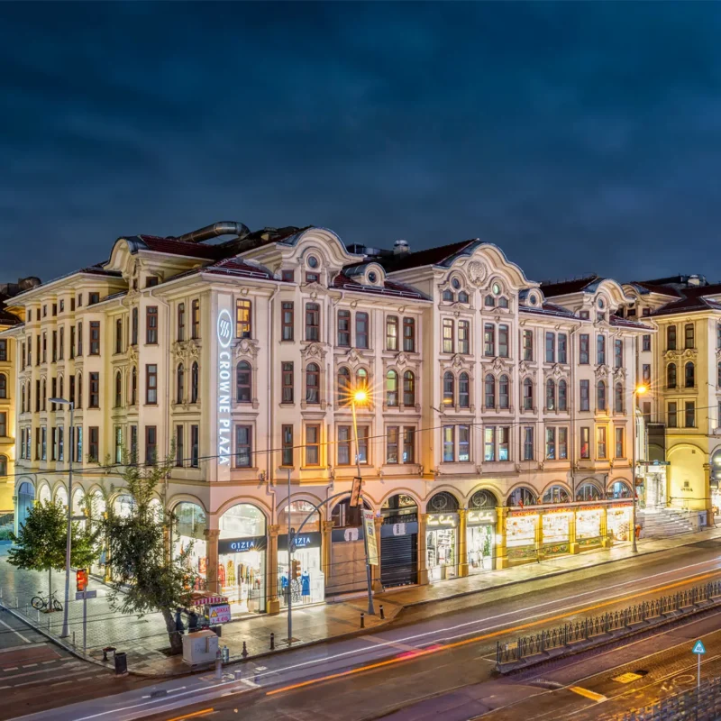 Gece aydınlatılmış otel cephesi ve mimari mekân fotoğraf çekimi